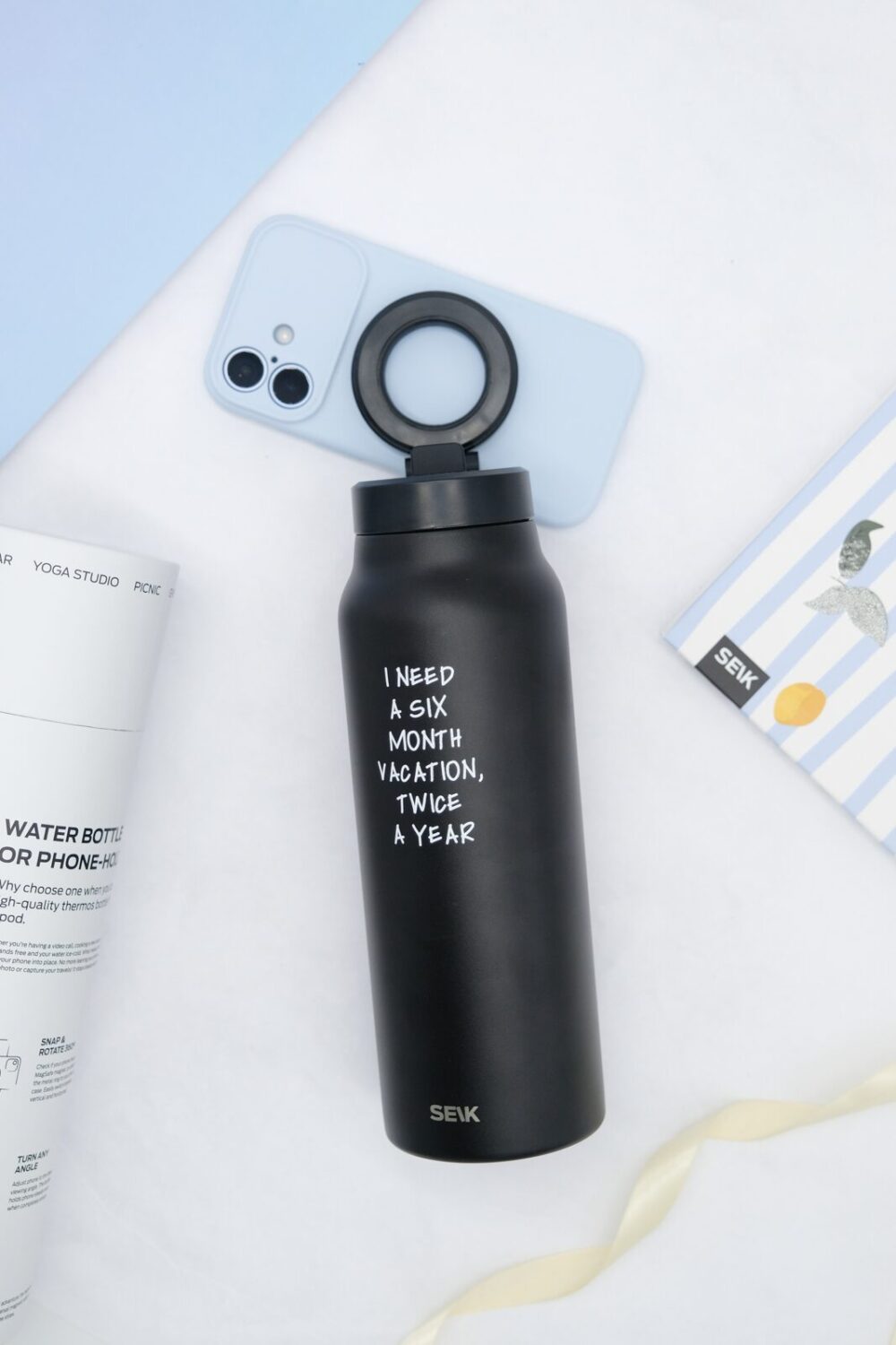 Duālās funkcijas (2-in-1) termopudele ar magnētisko tālruņa turētāju – Atvaļinājums (700 ml)